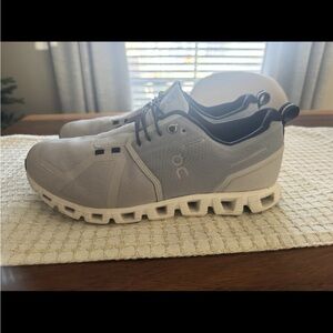 Men’s 10.5 On Running Cloud 5 Waterproof Glacier/white